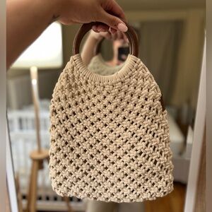 Tan woven summer bag with wooden brown round handle